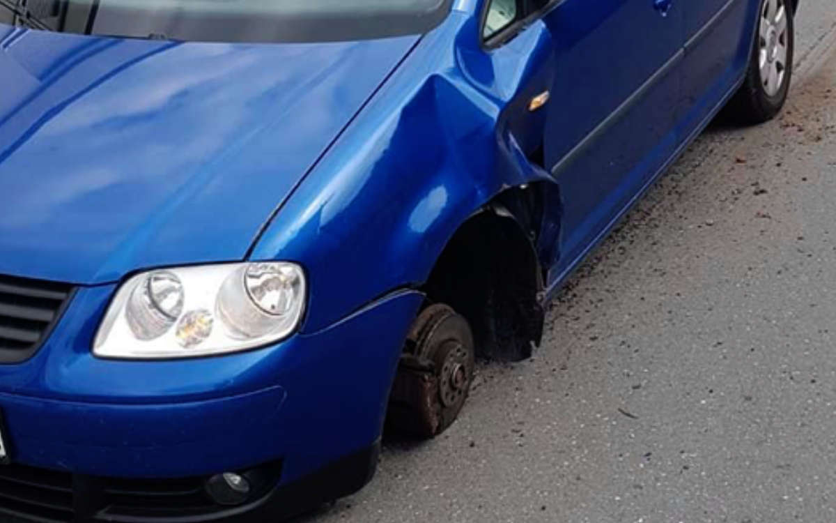 In Bad Berneck hat ein VW Candy während der Fahrt ein Rad verloren. Die Umstände deuten auf gelockerte Radmuttern hin. Bild: privat