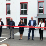 Von links: Elisabeth Zagel (Leitung Evangelische Familien-Bildungsstätte), Peter Stollberg (Regierung von Oberfranken), Dipl.-Ing. Bernd Klein (Fischer Planen und Bauen), Marie-Luise Krammer (Staatliches Bauamt Bayreuth), Oberbürgermeister Thomas Ebersberger, Heidrun Piwernetz (Regierungspräsidentin von Oberfranken) und Thomas Nicklas (Staatliches Bauamt Bayreuth). Bild: Michael Kind