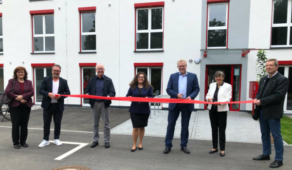 Von links: Elisabeth Zagel (Leitung Evangelische Familien-Bildungsstätte), Peter Stollberg (Regierung von Oberfranken), Dipl.-Ing. Bernd Klein (Fischer Planen und Bauen), Marie-Luise Krammer (Staatliches Bauamt Bayreuth), Oberbürgermeister Thomas Ebersberger, Heidrun Piwernetz (Regierungspräsidentin von Oberfranken) und Thomas Nicklas (Staatliches Bauamt Bayreuth). Bild: Michael Kind