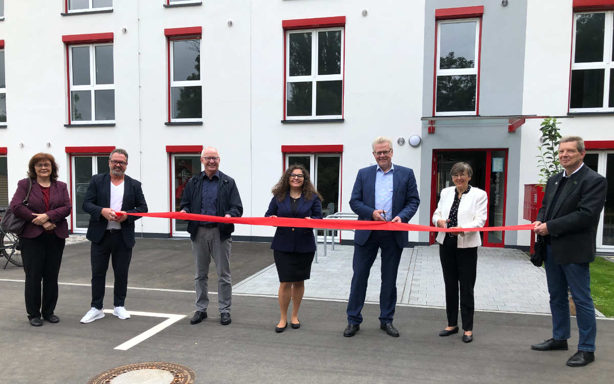 Von links: Elisabeth Zagel (Leitung Evangelische Familien-Bildungsstätte), Peter Stollberg (Regierung von Oberfranken), Dipl.-Ing. Bernd Klein (Fischer Planen und Bauen), Marie-Luise Krammer (Staatliches Bauamt Bayreuth), Oberbürgermeister Thomas Ebersberger, Heidrun Piwernetz (Regierungspräsidentin von Oberfranken) und Thomas Nicklas (Staatliches Bauamt Bayreuth). Bild: Michael Kind