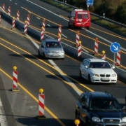 Eine 21-jährige Bayreuthern ist nach Sekundenschlaf auf der A9 bei Marktschorgast in die Baustelle gekracht. Symbolbild: Pixabay