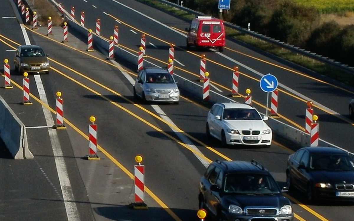 Eine 21-jährige Bayreuthern ist nach Sekundenschlaf auf der A9 bei Marktschorgast in die Baustelle gekracht. Symbolbild: Pixabay