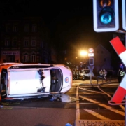 In Schwarzenbach an der Saale ist ein Rettungswagen auf die Schienen gestürzt. Dann wurde das Auto eines Feuerwehrkommandanten gestohlen. Bild: News5/Fricke