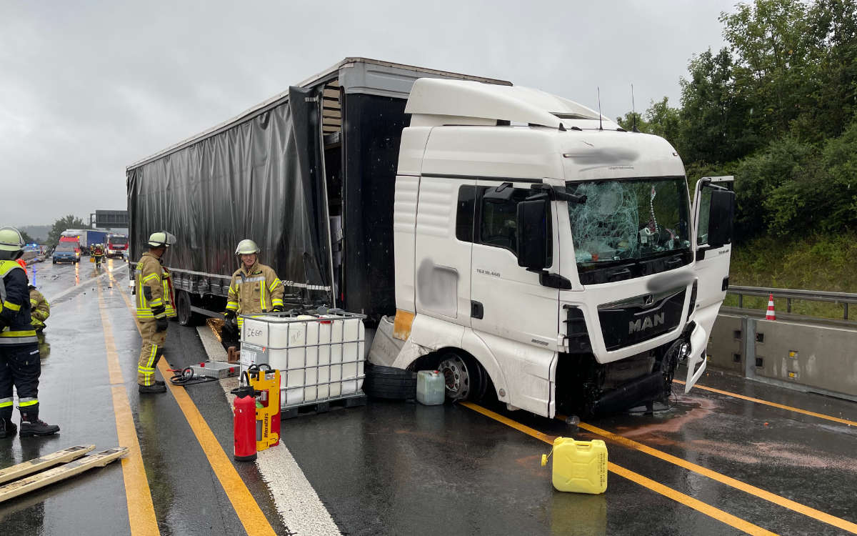 Unfall auf der A9 bei Bad Berneck. Ein Lkw ist in die Baustelle gekracht. Foto: Fricke / News5