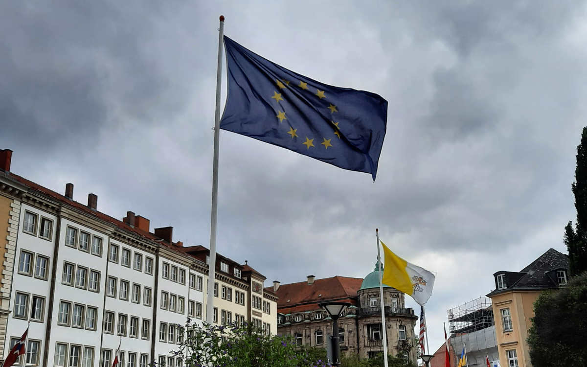 Die Europa-Fahne am La-Spezia-Platz in Bayreuth. Sie wurde anstelle der belorussischen Flagge gehisst. Bild: Jürgen Lenkeit