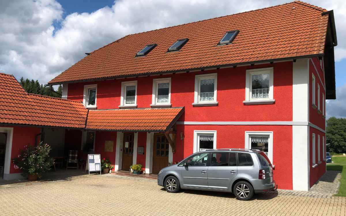 Schon aus der Entfernung sieht man das über 100 Jahre alte, markant rote Haus. Bild: Michael Kind