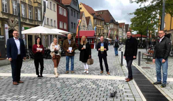 Gutscheine fürs Impfen in Bayreuth. V.l.n.r.: Stefan Schuh, 3. Bürgermeister der Stadt Bayreuth, Natascia Sanzovo (La Bottega del Gusto), Tanja Brenes-Palomo (Trendfabrik), Initiator Wolfgang Walther, Patrizia Aquenza (Gott's - Ristorante Italiano), Markus Bauer (Becker & Exner Herrenmoden), Landrat Florian Wiedemann und Roland Wittich, Personalrat des BRK-Kreisverbands Bayreuth. Bild: Jürgen Lenkeit