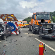 Unfall auf der A9 am Bindlacher Berg. Ein Trümmerfeld und eine Vollsperrung waren die Folge. Foto: Feuerwehr Bindlach