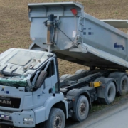 Bei einem Unfall bei Stadtsteinach wurde das Führerhaus eines Lkws gegen die Unterseite einer Brücke gedrückt. Der Fahrer wurde schwer verletzt. Bild: Polizei Stadtsteinach