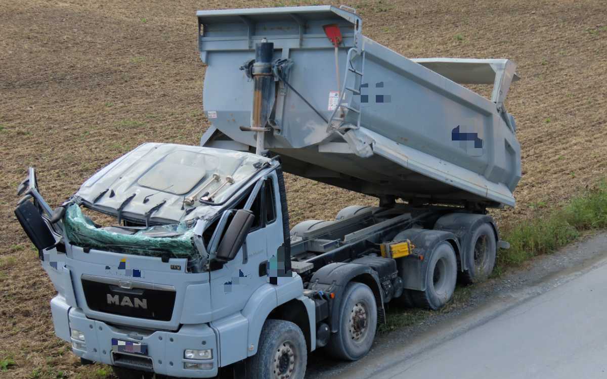 Bei einem Unfall bei Stadtsteinach wurde das Führerhaus eines Lkws gegen die Unterseite einer Brücke gedrückt. Der Fahrer wurde schwer verletzt. Bild: Polizei Stadtsteinach