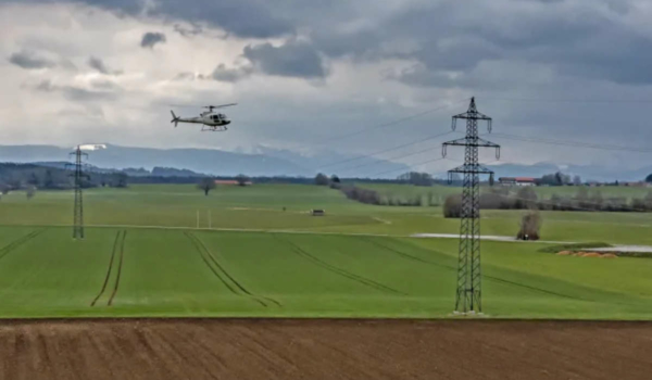 Aktuell fliegt ein Hubschrauber dicht über Bayreuth Stadt und Landkreis. Das steckt hinter dem Helikopterflügen. Archivfoto: Andreas Leder / Bayernwerk