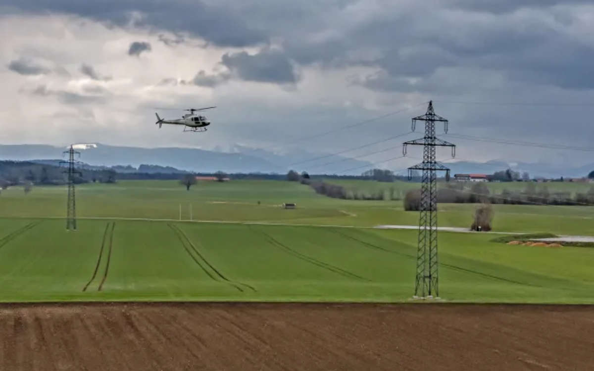 Aktuell fliegt ein Hubschrauber dicht über Bayreuth Stadt und Landkreis. Das steckt hinter dem Helikopterflügen. Archivfoto: Andreas Leder / Bayernwerk