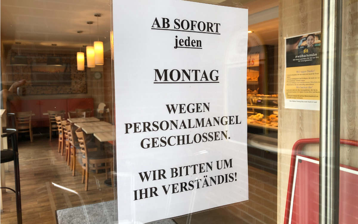 Jeden Montag muss Stefan Nitschke seine Bäckerei nun wegen Personalmangels geschlossen halten. Bild: Michael Kind