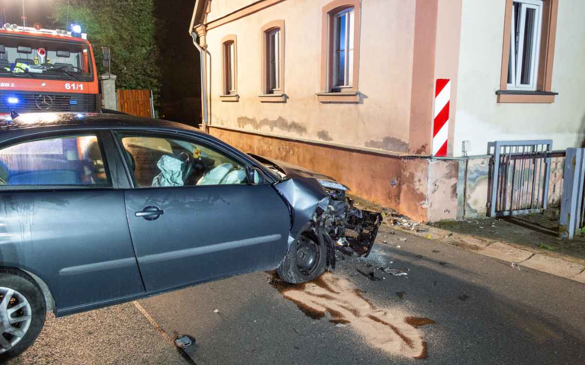 Im Rambach (Lkr. Bamberg) ist ein 20-Jähriger mit seinem Auto gegen eine Hauswand gekracht. Bild: News5/Merzbach