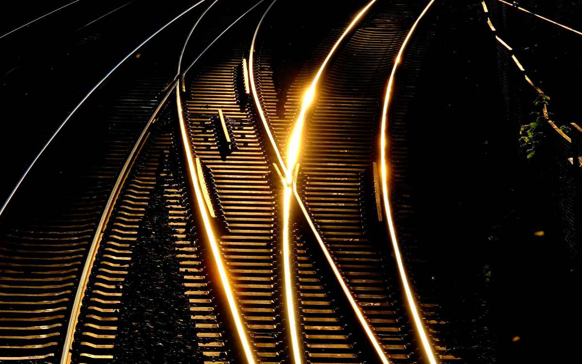Unfall in Fürth: Ein 14-Jähriger wurde von einem Zug erfasst und verlor dabei sein junges Leben. Symbolbild: Pixabay