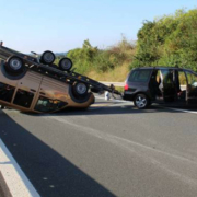 Auf der A93 im Landkreis Hof landete ein Anhänger samt Auto auf dem Dach. Bild: Verkehrspolizeiinspektion Hof