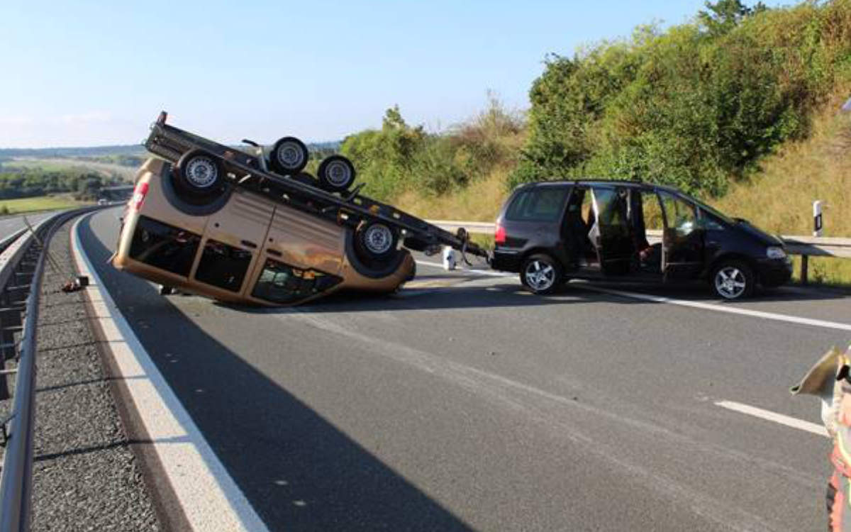 Auf der A93 im Landkreis Hof landete ein Anhänger samt Auto auf dem Dach. Bild: Verkehrspolizeiinspektion Hof