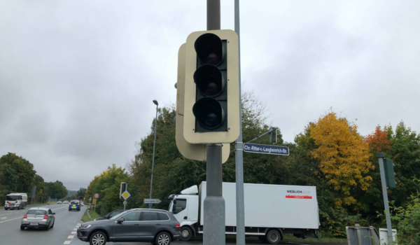 Die Ampeln bei der Christian-Ritter-von-Langheinrich-Straße in Bayreuth bleibt aktuell wegen Blitzschlags dunkel. Bild: Michael Kind