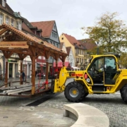 Das Winterdorf soll am 15. Oktober vor dem Alten Schloss starten. Heute (28.09.2021) ging es mit dem Aufbau los. Bild: Michael Kind