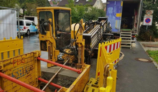 Mit dem Spülbohrverfahren wurde am Rodersberg in Laineck eine Wasserleitung unter der Steinach verlegt. Bild: Stadtwerke Bayreuth