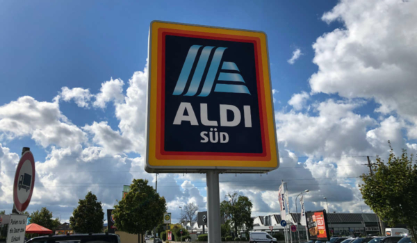 Der Aldi-Süd in der Theodor-Schmidt-Straße könnte in das umgebaute real-Gebäude umziehen. Bild: Michael Kind