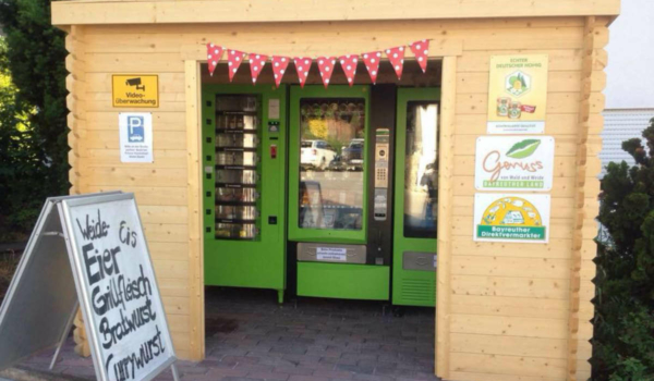 Der Weidehof Grellner verkauft in Pegnitz im Landkreis Bayreuth seine und andere regionale Erzeugnisse im Automaten. Bild: Weidehof Grellner