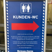 Die Toiletten im Rotmain-Center in Bayreuth werden derzeit saniert. Bis Ende November sollen die Maßnahmen andauern. Bild: Michael Kind