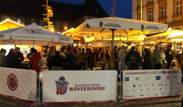 Bayreuther Winterdorf 2021: Beisammenstehen zu Glühwein und Bier kann man im Ehrenhof nur noch am Dienstag (23. November). Bild: Michael Kind