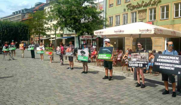 Der Verein Menschen für Tierrechte Bayreuth e.V. bildet am Samstag (16. Oktober) eine Silent Line in Bayreuth. Archivbild: privat