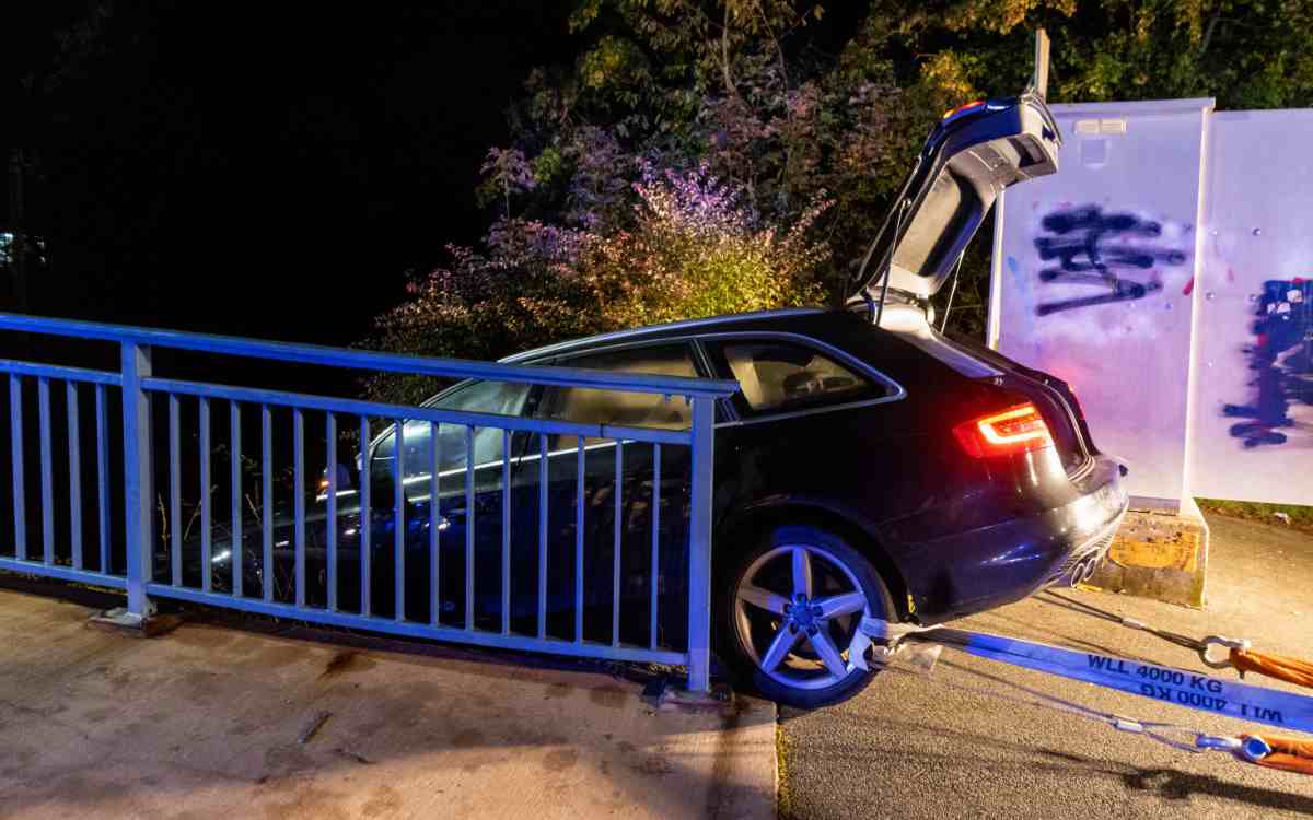 Unfall in Lichtenfels: Ein Auto drohte in der Nacht auf Samstag (16. Oktober) auf die Bahngleise zu stürzen. Bild: News5/Merzbach