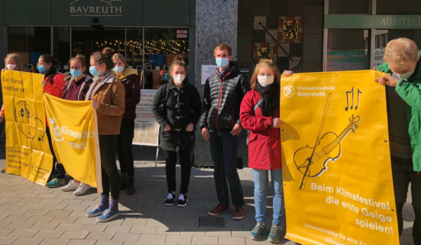 Demo für Klimaneutralität am 18. Oktober vor dem Rathaus in Bayreuth: auch vor der kommenden Stadtratssitzung am 27. Oktober wird es eine geben. Archivfoto: Christoph Wiedemann