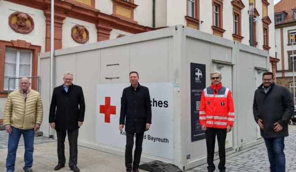 Der neue Impf- und Testcontainer in der Nähe vom Winterdorf in Bayreuth wurde heute offiziell eröffnet. Von links: Stadtrat und Rechtsreferent Ulrich Pfeifer, Oberbürgermeister Thomas Ebersberger, Landrat Florian Wiedemann, stellvertretender Kreisgeschäftsführer des BRK-Kreisverbands Bayreuth Richard Knorr und Geschäftsführer der SKS Ambulanz Korbinian Specht. Bild: Stadt Bayreuth