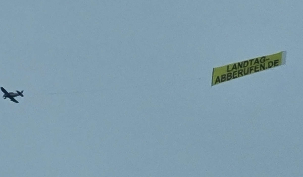 Flugzeug mit eindeutiger Botschaft kreiste am Dienstag (19. Oktober 2021) über Bayreuth. Foto: privat