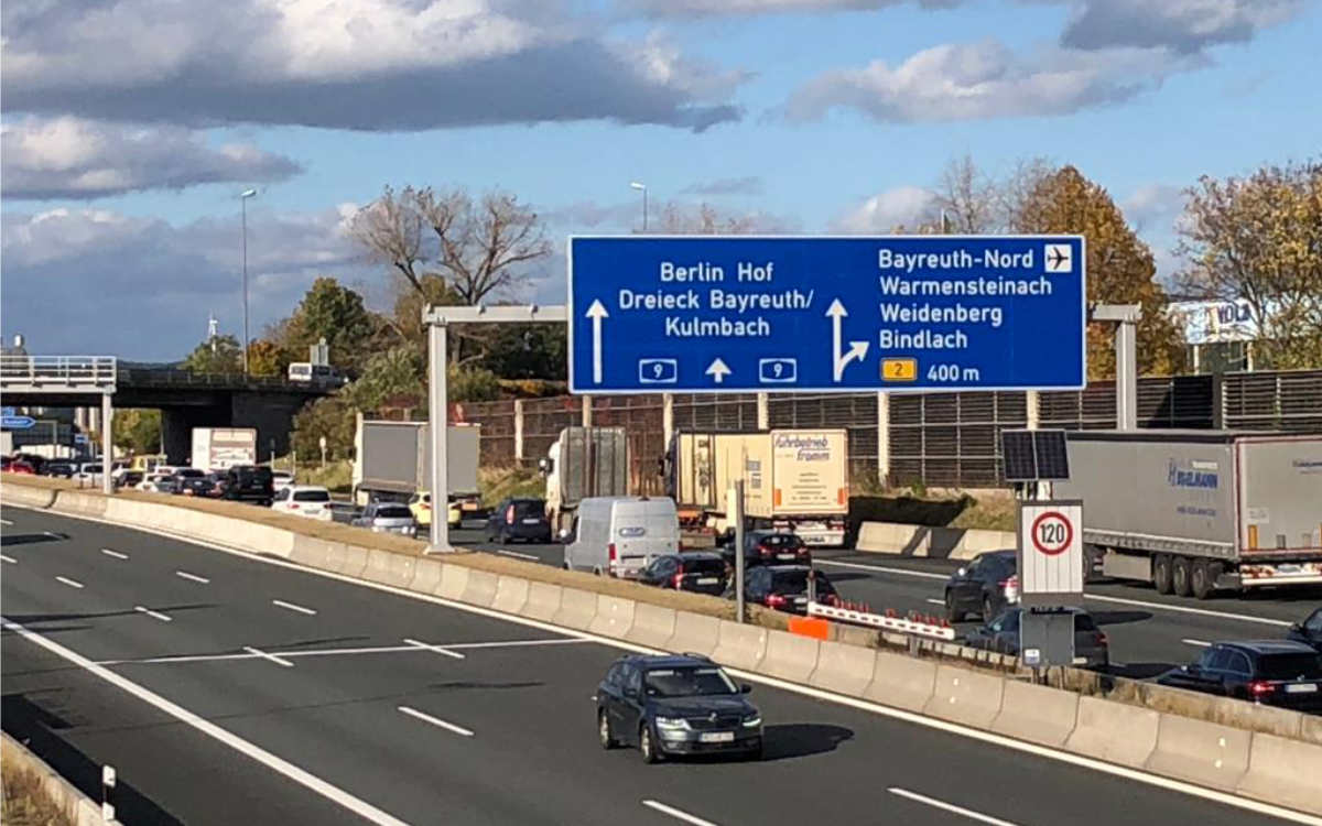 So sah es nach drei Auffahrunfällen auf der A9 bei Bayreuth aus Es staute sich mehrere Kilometer zurück. Bild: Jürgen Lenkeit