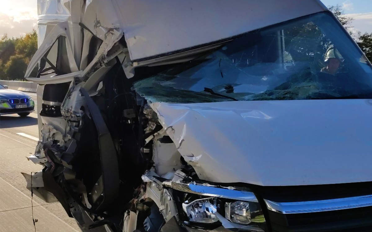 Von Windböe erfasst: ein Transporter wurde auf der A9 gegen einen Lkw geschleudert. Bild: Verkehrspolizei Bayreuth