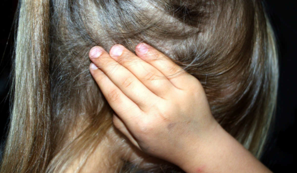 In Bayreuth wurden vier Kinder von der eigenen Familie misshandelt: Die Oma war Hauptangeklagte. Symbolbild: Pixabay