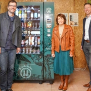 Christoph und Melanie Scholz zusammen mit Landrat Florian Wiedemann bei der Einweihung des Lebensmittelautomaten beim Stöckelkeller in Haag. Bild: Christoph Scholz