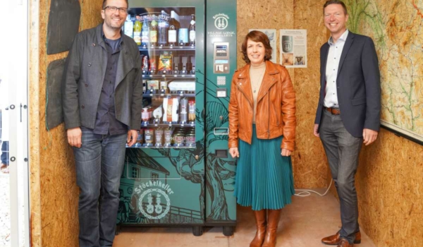 Christoph und Melanie Scholz zusammen mit Landrat Florian Wiedemann bei der Einweihung des Lebensmittelautomaten beim Stöckelkeller in Haag. Bild: Christoph Scholz