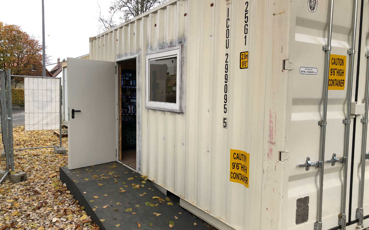 Ein alter, umgebauter Seecontainer beherbergt den Lebensmittelautomaten beim Stöckelkeller. Bild: Michael Kind