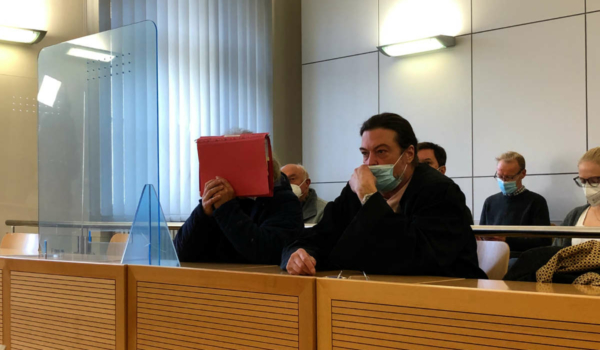 Impfarzt Yorck H. musste sich am Donnerstag (24. Februar 2022) vor dem Amtsgericht Bayreuth verantworten. Er soll einer Impfgegnerin einen gefälschten Impfausweis ausgestellt haben (rechts: Anwalt Michael Bonn). Archivbild: Jürgen Lenkeit