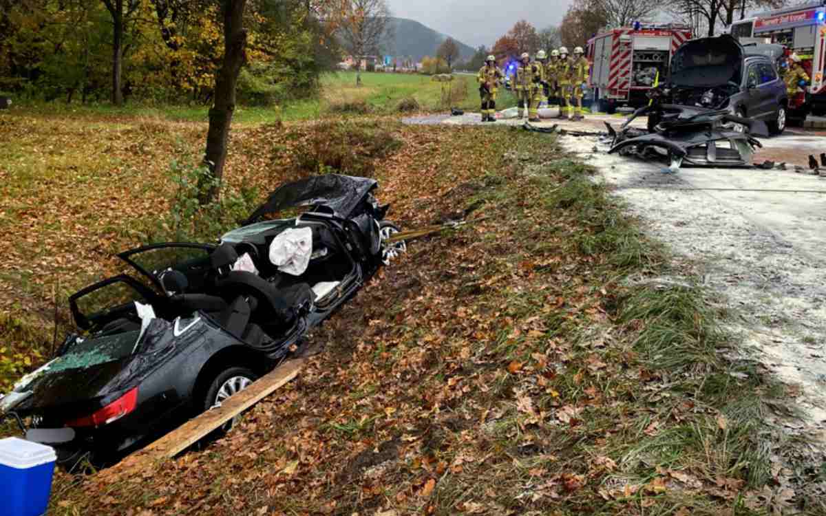 Frontalzusammenstoß bei Kronach: Ein Kurier für lebenswichtige Medikamente wurde schwer verletzt. Bild: Freiwillige Feuerwehr Kronach