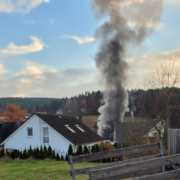 Schwarze Rauchwolke über Heinersreuth: Hier brennt es. Foto: Kettel / News5