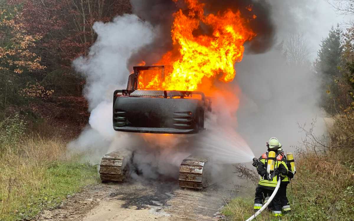 In einem Waldstück bei Glashütten im Landkreis Bayreuth brannte ein Bagger lichterloh. Bild: Kreisfeuerwehrverband Bayreuth