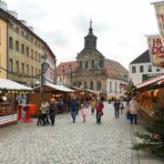 Seit Montag, 15. November 2021, sind die Läden am Christkindlesmarkt in Bayreuth geöffnet. Bild: Michael Kind