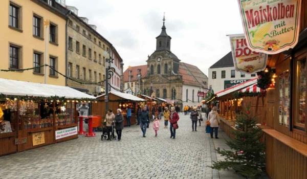 Seit Montag, 15. November 2021, sind die Läden am Christkindlesmarkt in Bayreuth geöffnet. Bild: Michael Kind