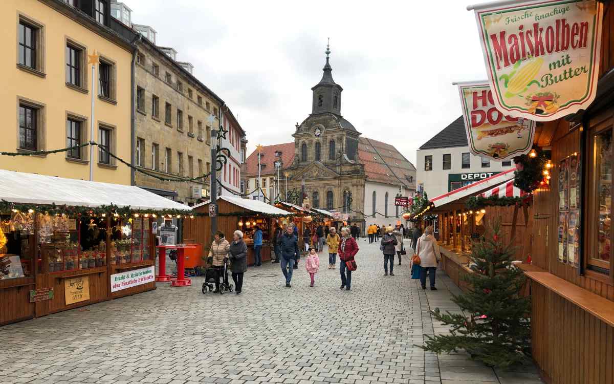 Seit Montag, 15. November 2021, sind die Läden am Christkindlesmarkt in Bayreuth geöffnet. Bild: Michael Kind