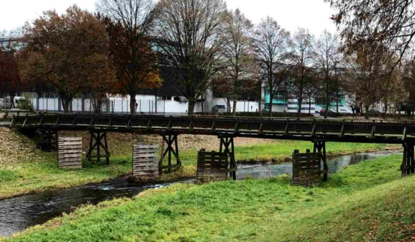 Über den Roten Main soll im Jahr 2022 eine neue Stahlbrücke gebaut werden. Bild: Jürgen Lenkeit