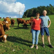 Manfred und Inge Zapf betreiben den Angushof Hilpertsgraben in Weidenberg im Landkreis Bayreuth. Bild: Angushof Hilpertsgraben