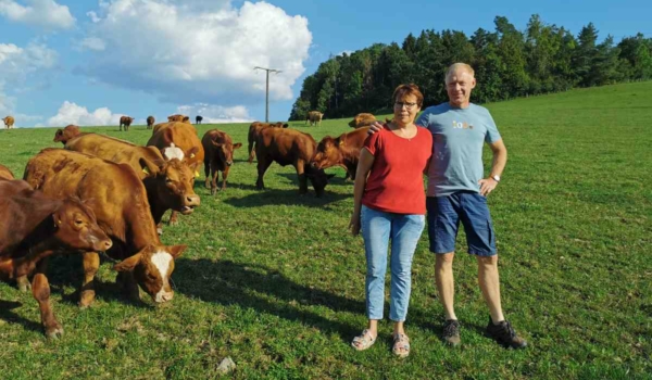 Manfred und Inge Zapf betreiben den Angushof Hilpertsgraben in Weidenberg im Landkreis Bayreuth. Bild: Angushof Hilpertsgraben