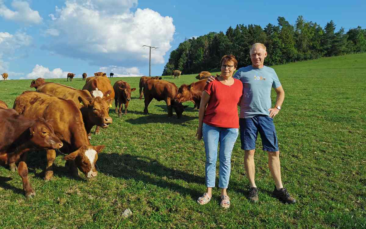 Manfred und Inge Zapf betreiben den Angushof Hilpertsgraben in Weidenberg im Landkreis Bayreuth. Bild: Angushof Hilpertsgraben